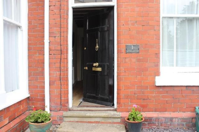 Spacious & Cozy Mid Wales Town Centre Apartment, With Bike Storage Llandrindod Wells Exterior foto